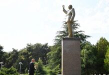 Prezident Naftalana səfərə gedib ulu öndər Heydər Əliyevin şəhərin mərkəzində ucaldılmış abidəsi