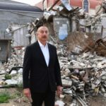 Prezident İlham Əliyev Gəncədə Ermənistanın raket hücumlarının səbəb olduğu cinayət səhnələri ilə tanış olub