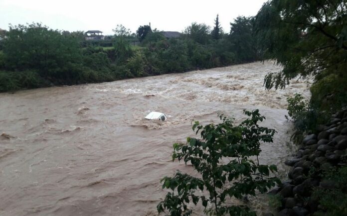 Şəmkirdə sel avtomobili aparıb