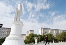 Prezident İlham Əliyev Sumqayıtda ulu öndər Heydər Əliyevin abidəsini ziyarət edib Prezident İlham Əliyev Sumqayıtda ulu öndər Heydər Əliyevin abidəsini ziyarət edib