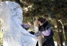 Görkəmli Azərbaycan bəstəkarı Fikrət Əmirovun xatirəsi anılıb Fikrət Əmirovun Fəxri xiyabandakı məzarı