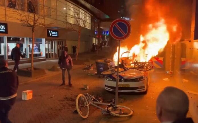 Niderlandda polis etirazçılara atəş açıb