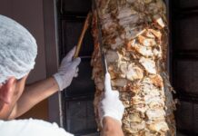 Bakıda dönərdən zəhərlənmə faktı ilə bağlı cinayət işi açılıb dönər