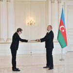 Azərbaycan Respublikasının Prezidenti İlham Əliyev yanvarın 10-da Əlcəzair Xalq Demokratik Respublikasının ölkəmizdə yeni təyin olunmuş fövqəladə və səlahiyyətli səfiri Abdelouahab Osmanın etimadnaməsini qəbul edib