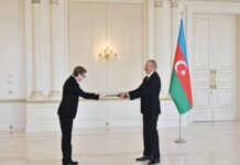 Prezident İlham Əliyev Əlcəzairin Azərbaycanda yeni təyin olunmuş səfirinin etimadnaməsini qəbul edib Azərbaycan Respublikasının Prezidenti İlham Əliyev yanvarın 10-da Əlcəzair Xalq Demokratik Respublikasının ölkəmizdə yeni təyin olunmuş fövqəladə və səlahiyyətli səfiri Abdelouahab Osmanın etimadnaməsini qəbul edib