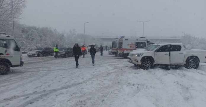 Türkiyədə 37 avtomobilin toqquşması ilə zəncirvari yol qəzası