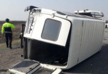 Kürdəmirdə sərnişin mikroavtobusu aşıb