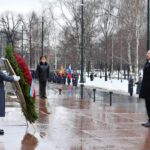 Prezident İlham Əliyev Moskvada naməlum əsgərin məzarını ziyarət edib