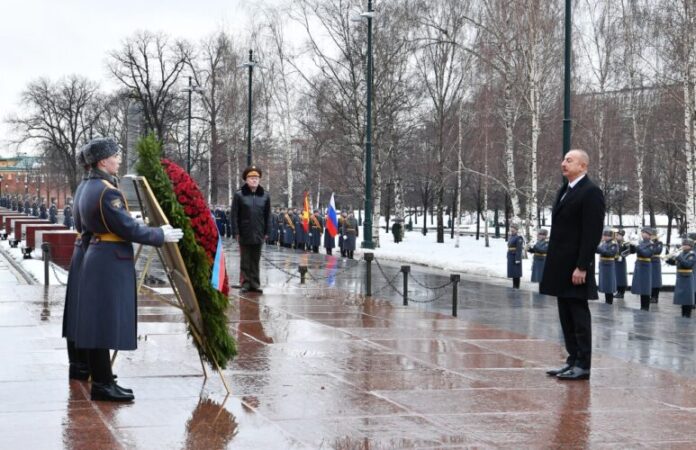 Prezident İlham Əliyev Moskvada naməlum əsgərin məzarını ziyarət edib