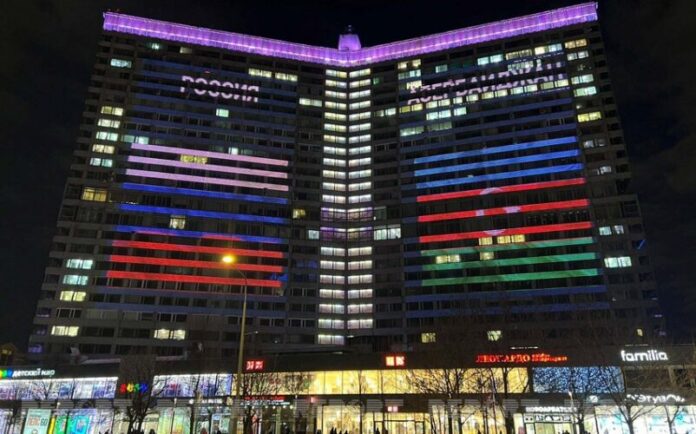 Moskvada Arbat küçəsindəki bina Azərbaycan bayrağının rənglərinə boyanıb