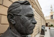 “Güllələnmiş heykəllər”in alınaraq Azərbaycana qaytarılmasına 500 min dollar xərclənib Üzeyir Hacıbəyovun güllələnmiş heykəli