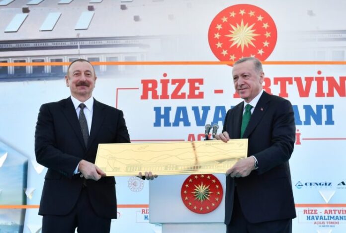 Azərbaycan Prezidenti İlham Əliyevin Türkiyəyə işgüzar səfəri Azərbaycan və Türkiyə prezidentləri Rize-Artvin Hava Limanının açılış mərasimində iştirak ediblər