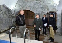 Prezident və birinci xanım Şuşadakı inzibati binada və Şirin su hamamında bərpa işləri ilə tanış olublar Prezident və birinci xanım Şuşadakı inzibati binada və Şirin su hamamında bərpa işləri ilə tanış olublar