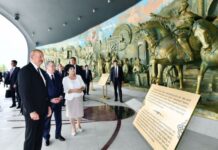 Prezident İlham Əliyev Daşkənddə Müstəqillik abidəsini ziyarət edib