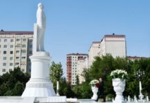 Prezident İlham Əliyev Sumqayıtda ulu öndər Heydər Əliyevin abidəsini ziyarət edib Prezident İlham Əliyev Sumqayıtda ulu öndər Heydər Əliyevin abidəsini ziyarət edib