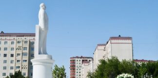 Prezident İlham Əliyev Sumqayıtda ulu öndər Heydər Əliyevin abidəsini ziyarət edib