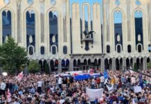 Tbilisidə nümayişçilər gecəni parlamentin binası önündə keçirəcəklər Tbilisidə nümayişçilər gecəni parlamentin binası önündə keçirəcəklər