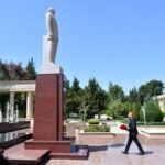 Prezident İlham Əliyev Ağsuda ulu öndər Heydər Əliyevin abidəsini ziyarət edib