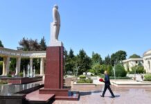 Prezident İlham Əliyev Ağsuda ulu öndər Heydər Əliyevin abidəsini ziyarət edib Prezident İlham Əliyev Ağsuda ulu öndər Heydər Əliyevin abidəsini ziyarət edib