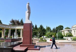 Prezident İlham Əliyev Ağsuda ulu öndər Heydər Əliyevin abidəsini ziyarət edib