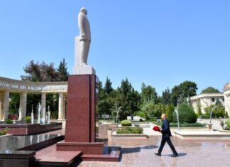 Prezident İlham Əliyev Ağsuda ulu öndər Heydər Əliyevin abidəsini ziyarət edib