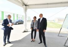 Prezident İlham Əliyev və birinci xanım Mehriban Əliyeva “Grand-Agro İnvitro” MMC-nin müəssisəsi ilə tanış olub, “Azbadam” MMC-nin emal zavodunun açılışında iştirak ediblər Prezident İlham Əliyev və birinci xanım Mehriban Əliyeva “Grand-Agro İnvitro” MMC-nin müəssisəsi ilə tanış olub, “Azbadam” MMC-nin emal zavodunun açılışında iştirak ediblər