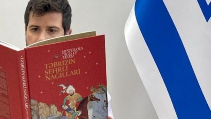 İsrailin Azərbaycandakı səfiri Corc Dik "Təbrizin sehirli nağılları" kitabı oxuyarkən