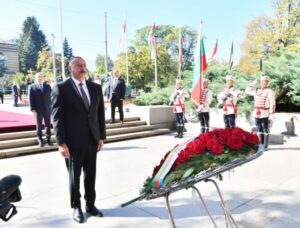 Prezident İlham Əliyev Sofiyada naməlum əsgərin məzarını ziyarət edib