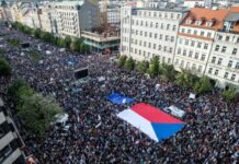 Çexiyada on minlərlə insan hökumətə qarşı etirazlara qalxıb Çexiyada on minlərlə insan hökumətə qarşı etirazlara qalxıb