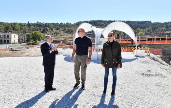 Prezident İlham Əliyev və birinci xanım Mehriban Əliyeva Şuşada yeni inşa olunan bir sıra obyektlərdə işlərin gedişi ilə tanış olublar