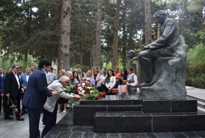 Mədəniyyət və incəsənət xadimləri dahi bəstəkar Üzeyir Hacıbəylinin məzarını ziyarət ediblər