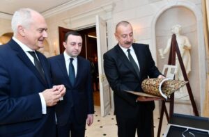 Prezident İlham Əliyev və Gürcüstanın Baş naziri İrakli Qaribaşvili “Qarabağ xanlığının irsi” sərgisi ilə tanış olublar