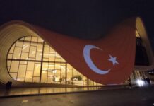 Heydər Əliyev Mərkəzinin binası Türkiyə bayrağı ilə işıqlandırılıb