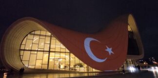 Heydər Əliyev Mərkəzinin binası Türkiyə bayrağı ilə işıqlandırılıb