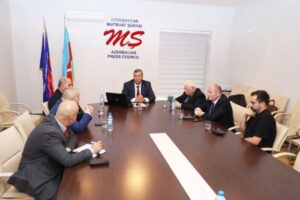 Mətbuat Şurasının Beynəlxalq Əlaqələr Komissiyasının yeni tərkibdə ilk iclası keçirilib