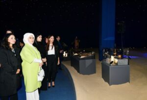 Azərbaycanın birinci xanımı Mehriban Əliyeva Səmərqənddə “Zamanın ilğımları” adlı sərgi ilə tanış olub