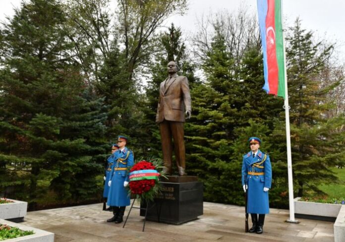 Prezident İlham Əliyev Belqraddakı Taşmaydan parkında Ümummilli Lider Heydər Əliyevin və Milorad Paviçin abidələrini ziyarət edib