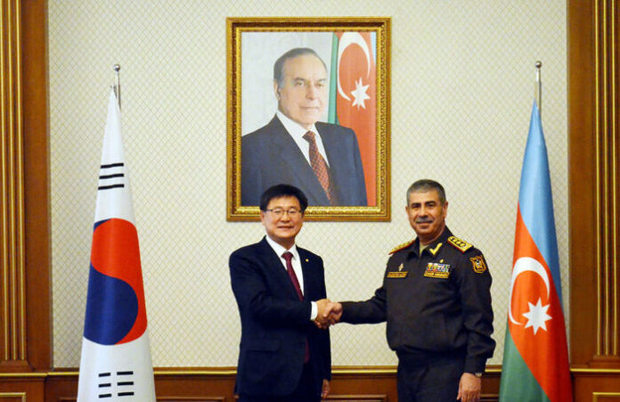 Azərbaycan Respublikasının müdafiə naziri general-polkovnik Zakir Həsənov Koreya Respublikasının Milli Assambleyasının üzvü cənab Lii Hunseunqun rəhbərlik etdiyi nümayəndə heyəti ilə görüşüb