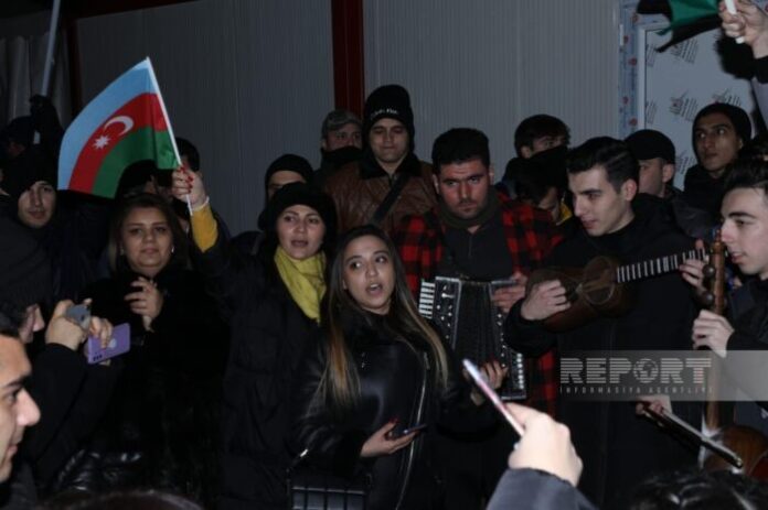 Xankəndi-Laçın yolunda aksiya iştirakçıları vətənpərvərlik ruhunda mahnılar ifa edirlər