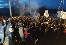 Rusiya sülhməramlılarının məsuliyyət zonasında etiraz aksiyası 12 saatdan çoxdur davam edir Rusiya sülhməramlılarının məsuliyyət zonasında etiraz aksiyası 12 saatdan çoxdur davam edir