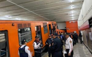 Meksikanın paytaxtı Mexikoda metronun üçüncü xəttində iki qatarın toqquşması