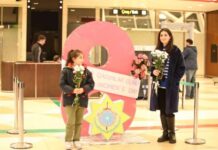Ölkəmizə gələn qadın sərnişinlər Heydər Əliyev Beynəlxalq Aeroportunda çiçəklərlə qarşılanıb