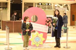Ölkəmizə gələn qadın sərnişinlər Heydər Əliyev Beynəlxalq Aeroportunda çiçəklərlə qarşılanıb