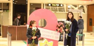 Ölkəmizə gələn qadın sərnişinlər Heydər Əliyev Beynəlxalq Aeroportunda çiçəklərlə qarşılanıb