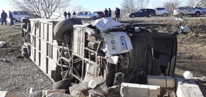 İsmayıllıda avtobusla yük maşını ilə toqquşub