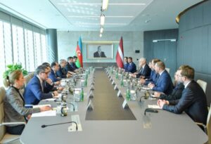 İqtisadiyyat naziri Mikayıl Cabbarov Latviya Prezidenti Katibliyinin rəhbəri Andris Teikmanis ilə görüşüb