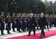 Latviya Prezidenti Egils Levitsin rəsmi qarşılanma mərasimi olub Azərbaycan Respublikasının Prezidenti İlham Əliyev Latviya Respublikasının Prezidenti Egils Levitsi qarşıladı