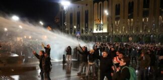 Gürcüstan xüsusi təyinatlıları etirazçıları dağıtmaq üçün su şırnaqlarından istifadə edib
