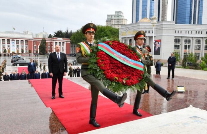 Azərbaycan Prezidenti İlham Əliyev Düşənbədə İsmoili Somoni abidəsini ziyarət edib