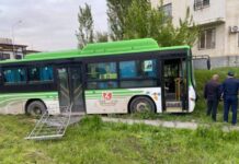 Qazaxıstanda avtobus piyadaların üzərinə çıxıb